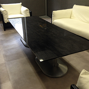 天然石複合板を使ったテーブル