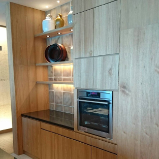 天然石複合板と木材を使ったレストラン内装